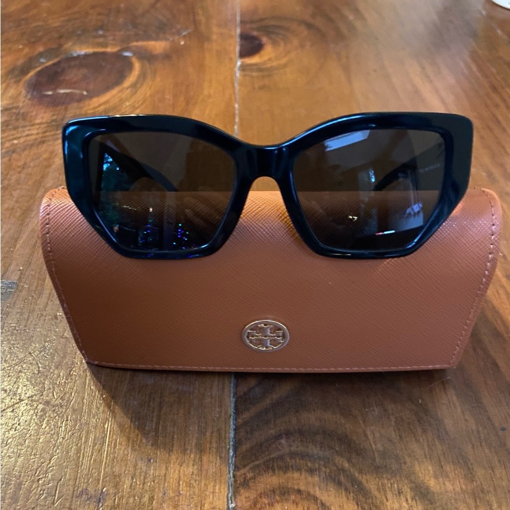 LN Tory Burch Sunglasses